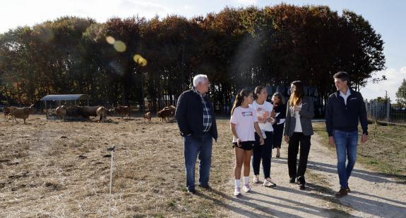 Imaxe da nova:A conselleira do Medio Rural reafirma a aposta da Xunta polas razas autóctonas gandeiras como factor de sustentabilidade no agro ga...