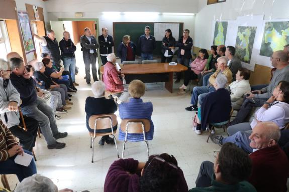Imaxe da nova:A Xunta explica aos veciños de Guilfrei, en Becerreá, a proposta para o plan de ordenación de predios e rede viaria da zona de rees...