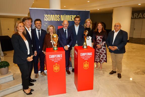 Imaxe da nova:El conselleiro de Presidencia, Xustiza e Deportes, Diego Calvo, acompañado del secretario xeral para o Deporte, José Lete Lasa asis...