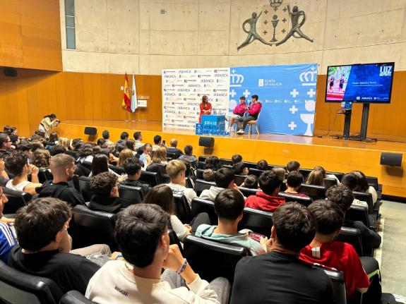 Imaxe da nova:Los triatletas Jarno Pousada y Antonio Serrat comparten sus experiencias con estudiantes lucenses en la Delegación de la Xunta