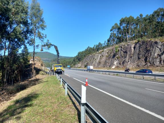 Imaxe da nova:A Xunta proseguirá o luns os traballos de limpeza e roza nas marxes de oito estradas autonómicas ao seu paso por once municipios da...