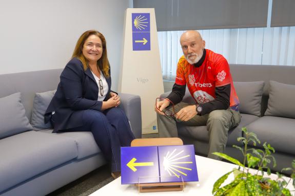 Imaxe da nova:Ana Ortiz recibe ao fundador da asociación Discamino
