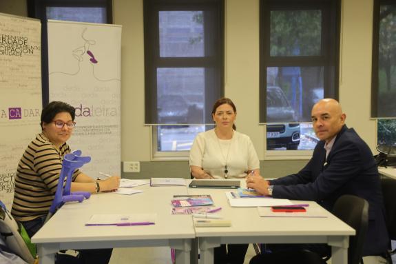 Imagen de la noticia:La Xunta presenta a la Asociación ACADAR las novedades de la Guía específica para la detección de la violencia de género en ...