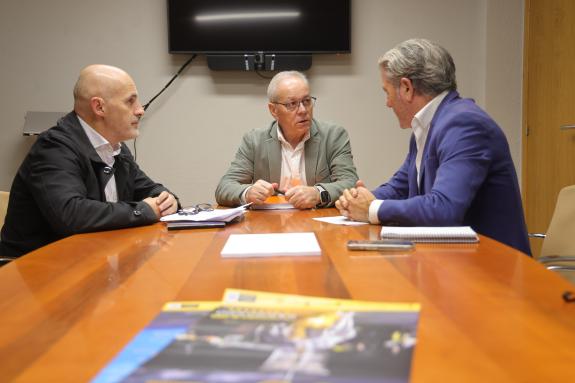 Imaxe da nova:A Xunta avalía a colaboración coa Asociación Rapa das Bestas de Sabucedo para mellorar a cabana gandeira
