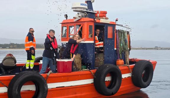 Imaxe da nova:A Xunta entrega ao sector 464.845 unidades de ameixa babosa procedente do minicriadeiro do Instituto Galego de Formación en Acuicul...
