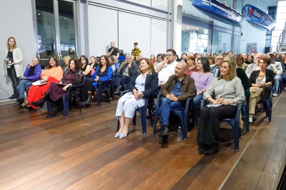 Imaxe da nova:Ana Ortiz destaca o “carácter internacional” do Premio de Poesía Carlos Oroza que “traspasa fronteiras” e leva Vigo e o seu casco v...