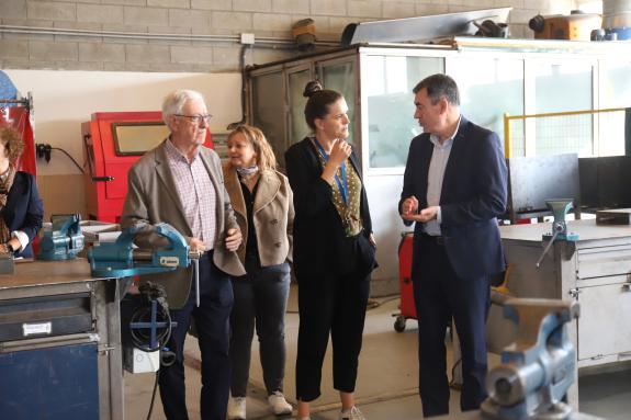 Imagen de la noticia:El conselleiro de Educación anuncia una nueva inversión de más de 200.000 € para mejorar los talleres de FP del instituto de...