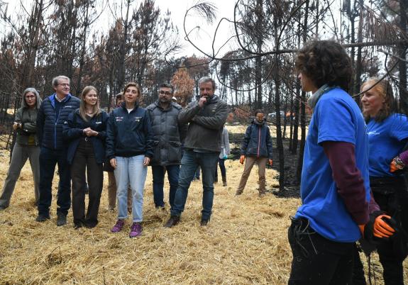Imagen de la noticia:Ángeles Vázquez pone en valor la labor de los 420 voluntarios que colaboraron para prevenir arrastres y alimentar a la fauna...