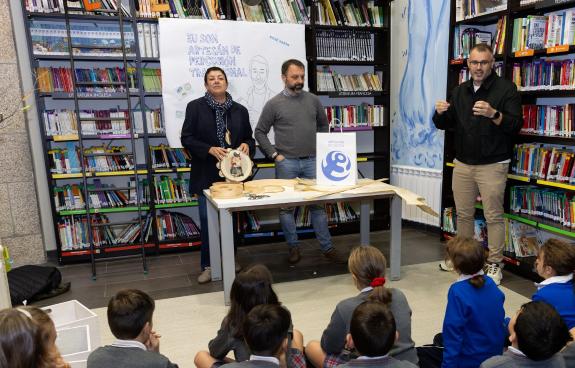 Imagen de la noticia:La Xunta muestra a escolares de Santiago los oficios de la elaboración de zuecos y de la construcción de panderetas en el ma...