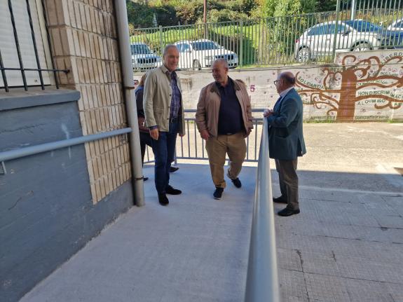 Imagen de la noticia:La Xunta reforma las cuestas de acceso del CEIP Pedro Antonio Cerviño para mejorar su accesibilidad