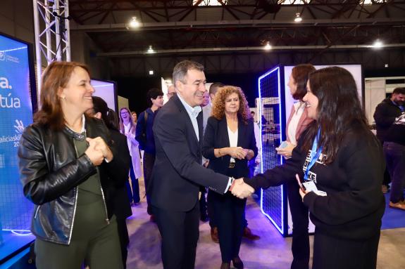 Imagen de la noticia:Román Rodríguez felicita a alumnos, docentes y centros de FP por su implicación en las GaliciaSkills 2025, que incrementan s...