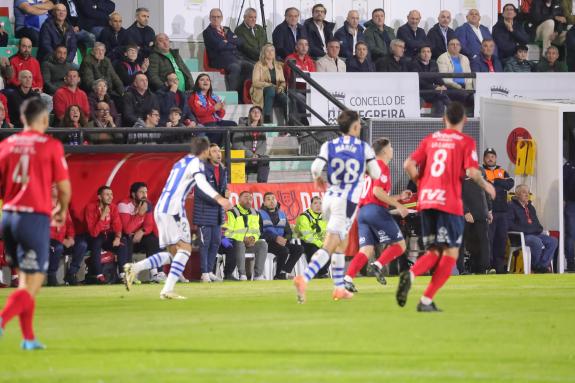Imagen de la noticia:Diego Calvo asiste al partido de Copa del Rey entre la S.D. Negreira y la Real Sociedad