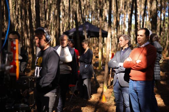 Imaxe da nova:O director de Industrias Culturais visita a rodaxe no Grove da segunda temporada da serie ‘Punto Nemo’