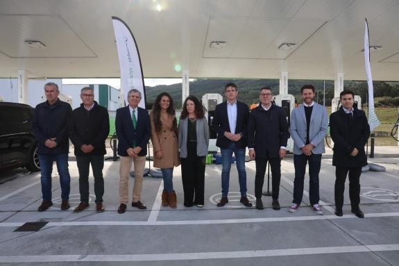 Imaxe da nova:O delegado da Xunta participa na inauguración da electrolinera situada nas instalacións de CLUN en Ribadeo