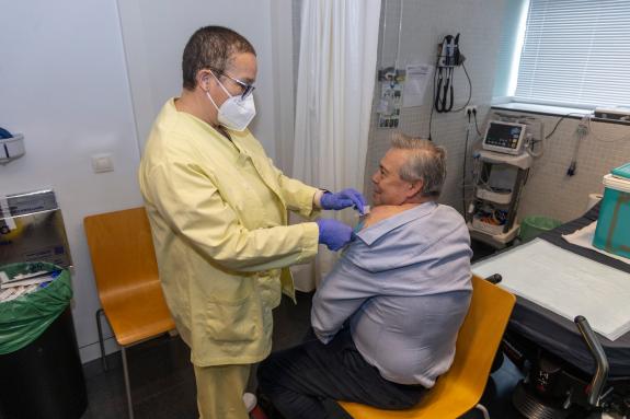 Imaxe da nova:A campaña de vacinación fronte á gripe da Xunta supera xa as 243.000 persoas inmunizadas