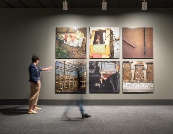 Imaxe da nova:A Xunta despide da Cidade da Cultura a mirada viaxeira do premiado fotógrafo Boris Savelev con preto de 20.000 visitas