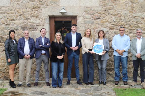 Imaxe da nova:Fabiola García entrega á casa rural Torres de Moreda o distintivo que o acredita como establecemento adherido ao Carné +65