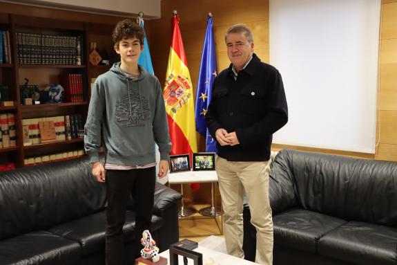 Imagen de la noticia:El delegado territorial de la Xunta en Ourense felicita a Pablo Freire ganador de la medalla de oro en la Olimpiada Iberoame...