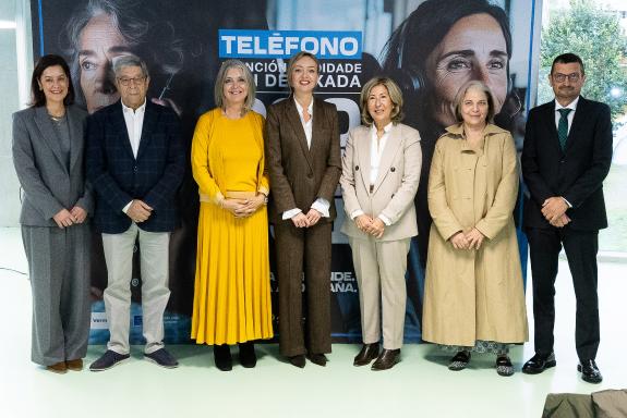 Imaxe da nova:Fabiola García agradece a colaboración de farmacias, comercios e administradores de fincas para tecer unha rede social coa que comb...