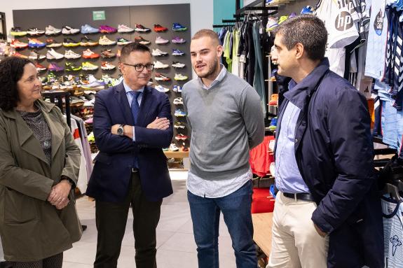 Imagen de la noticia:La Xunta destaca la acogida de la nueva edición de los bonos Activa Comercio con más de 620.000 euros movilizados en los com...