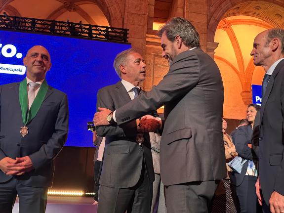 Imagen de la noticia:El conselleiro de Presidencia asiste a la toma de posesión de Pedro Duarte como nuevo alcalde de Oporto