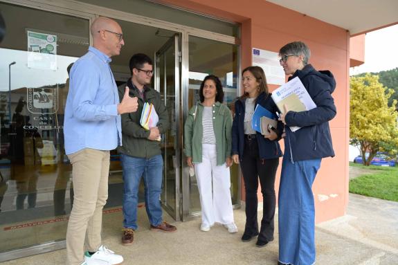 Imagen de la noticia:Villaverde visita a la Agrupación de Mariscadoras do Esteiro do Anllóns y destaca su labor a favor de la actividad marisquer...