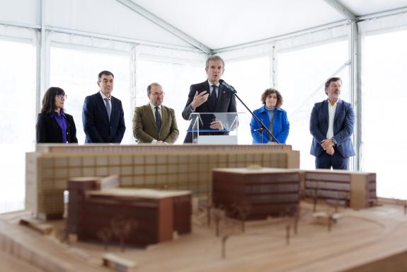 Imaxe da nova:Rueda destaca que a nova facultade de Farmacia vai axudar a seguir promovendo o liderado de Galicia no eido da saúde