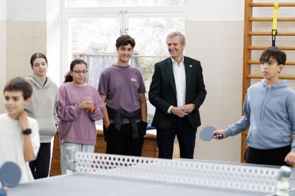 Imaxe da nova:Rueda pon en valor que limitar o uso dos móbiles contribúe a mellorar a convivencia nos centros