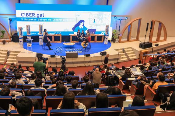 Imagen de la noticia:Miguel Corgos comparte consejos de seguridad digital con los finalistas del concurso `Ciberseguridade no cole!´