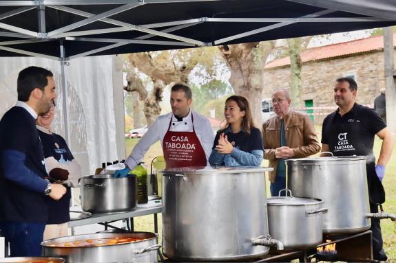 Imagen de la noticia:Villaverde asiste a la Fiesta de la Matanza de Trasmonte, en Oroso