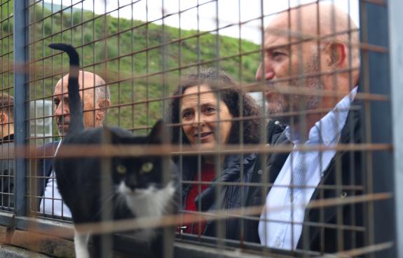 Imagen de la noticia:Belén do Campo visitó el refugio de animales municipal de A Pobra mejorado gracias a una aportación de la Xunta de más de 63...