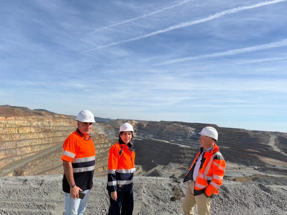 Imagen de la noticia:Lorenzana visita la mina de Riotinto, una de las principales productoras de cobre en España