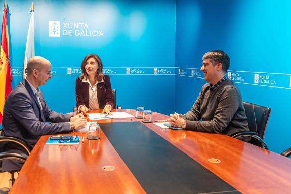 Imagen de la noticia:Ángeles Vázquez anima al ayuntamiento de Toén a solicitar las ayudas de Augas de Galicia para instalar una fosa séptica en e...