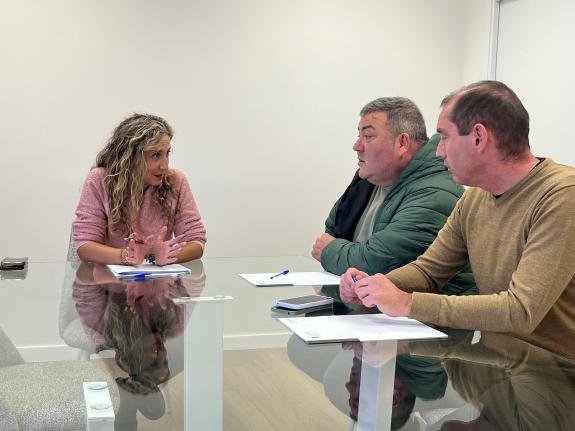 Imaxe da nova:La delegada de la Xunta en Ferrol analiza con la directiva de la SDCR O Freixo, de Narón, posibles vías de colaboración con su proy...