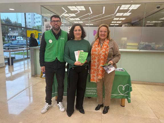 Imaxe da nova:Belén do Campo participa na mesa informativa e de captación de socios de AECC instalada no edificio da Xunta