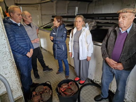 Imaxe da nova:Villaverde asiste á descarga de centola na lonxa do Grove, a primeira de Galicia nestes primeiros días da campaña