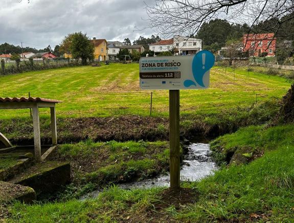 Imaxe da nova:A Xunta instala 13 paneis divulgativos para informar e sensibilizar á cidadanía sobre o risco de inundación no río Mandeo, en Betan...