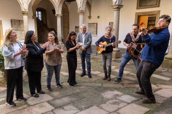 Imaxe da nova:Valentín García enxalza o grupo ‘Ialma’ pola “súa implicación coa cultura galega máis alá da nosa terra”