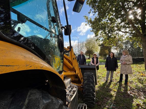 Imaxe da nova:Belén do Campo presenta unha retroescavadora para a brigada ambiental de Trazo que contou cunha achega da Xunta de 30.000€