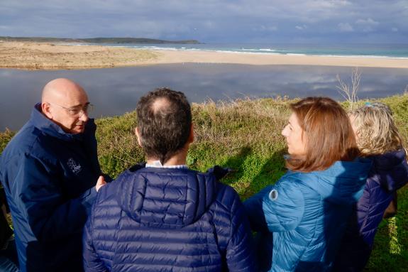 Imaxe da nova:A Xunta estuda a retirada da barreira artificial da lagoa da Frouxeira de cara a facilitar o fluxo natural da auga e evitar inundac...