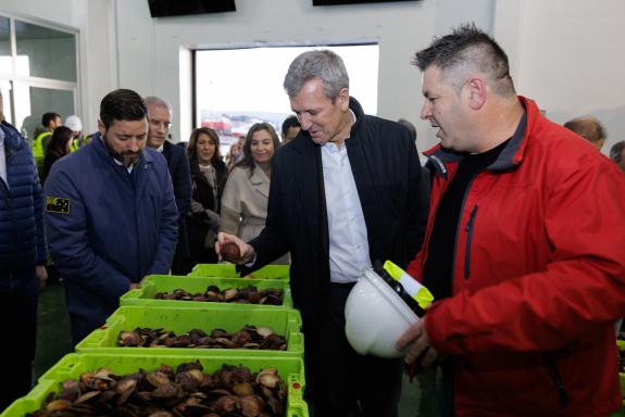 Imagen de la noticia:Rueda pone la renovación de la lonja de Tragove como ejemplo del compromiso de la Xunta con el sector marítimo-pesquero