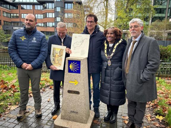 Imagen de la noticia:La Xunta estrecha lazos con Reino Unido a través de la colocación de dos mojones del Camino de Santiago