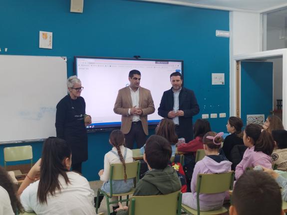 Imaxe da nova:A Xunta amosálle aos escolares de Boiro os oficios da elaboración de zocos e da construción de pandeiretas no marco do seu proxecto...