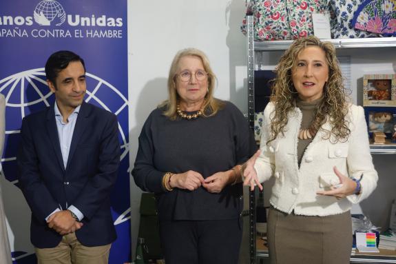 Imaxe da nova:A delegada da Xunta en Ferrol participa na inauguración do mercadiño de nadal de Manos Unidas