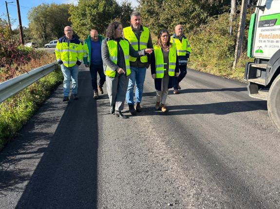 Imagen de la noticia:Belén do Campo supervisa as obras de reforzo de firme na estrada  AC-196 ao seu paso por Outes e Noia que contan cun investi...