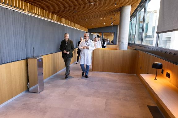 Imagen de la noticia:Gómez Caamaño destaca la inversión de la Xunta de 1 M€ para hacer de la terraza del Hospital Clínico un área de espera human...