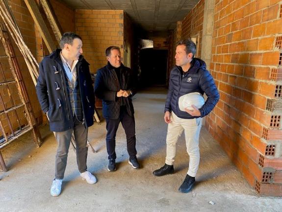 Imaxe da nova:A Xunta avalía o avance das obras de ampliación da residencia de maiores de Crecente