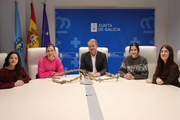 Imaxe da nova:O delegado territorial da Xunta en Ourense felicita ás alumnas do colexio Santo Ángel polo seu proxecto medioambiental presentado n...