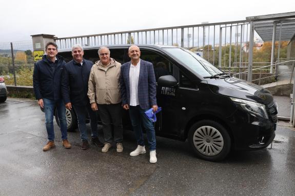 Imaxe da nova:A Xunta colabora co Club Fluvial de Lugo na adquisición dunha furgoneta para a sección de piragüismo