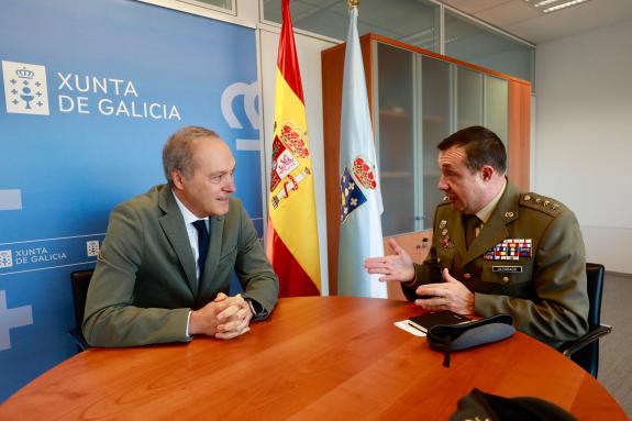 Imaxe da nova:O delegado territorial da Xunta en Pontevedra mantén un encontro co novo Coronel Xefe da Brilat